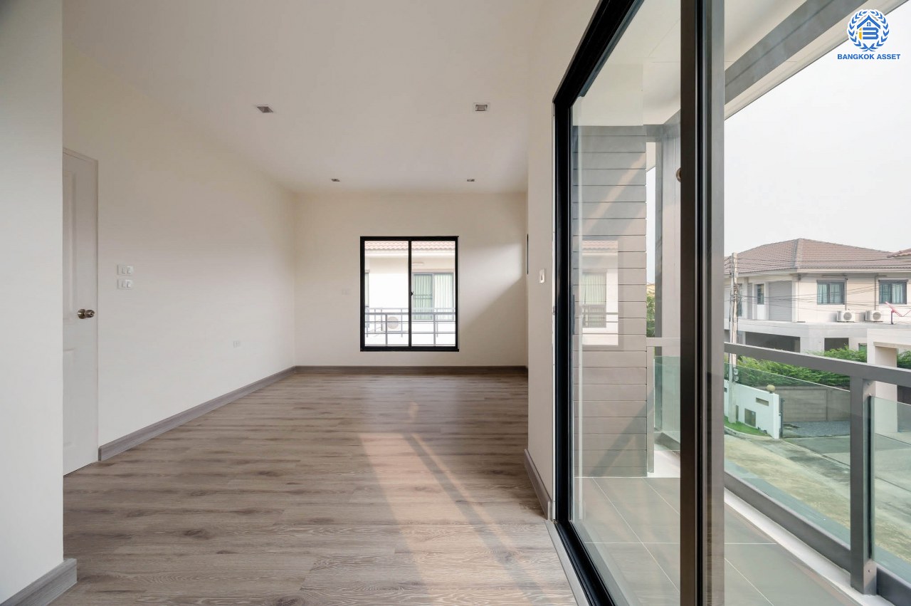 บ้านมือสองตกแต่งใหม่ โครงการ สราญสิริ ติวานนท์-แจ้งวัฒนะ1 เนื้อที่ 50.8 ตร.ว. ดีไซน์ตอบทุกไลฟ์สไตล์ ฟังก์ชัน 3 ห้องนอน 2 ห้องน้ำ จอดรถได้ 2 คัน Living กว้างขวาง บนทำเลติดถนนใหญ่ เชื่อมต่อทุกเส้นทาง ใกล้จุดขึ้นทางด่วน "ศรีสมาน"